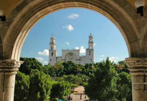Vista de la catedral de Mérida detrás de la Plaza Grande. // Foto: Especial.
